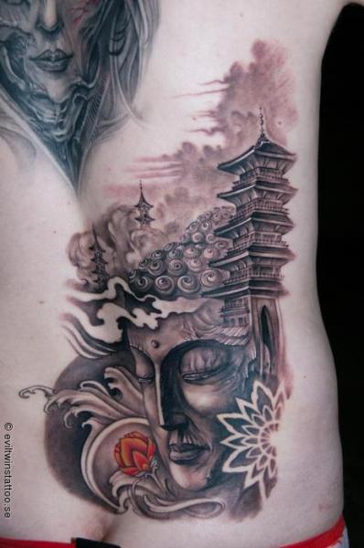 Tatouage Côté Bouddha Religieux par Evil Twins Tattoo