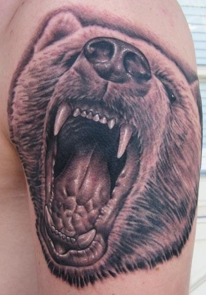 Tatuaje Hombro Realista Oso por Josh Duffy Tattoo