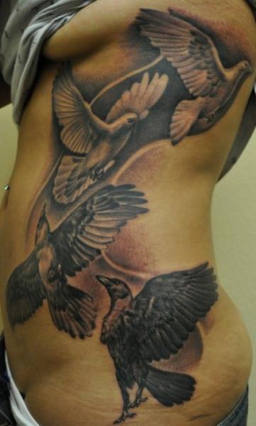 Tatuaje Realista Golondrina Lado por Josh Duffy Tattoo