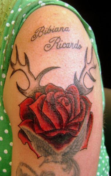 Tatuaje Hombro Realista Flor por Art 4 Life Tattoo