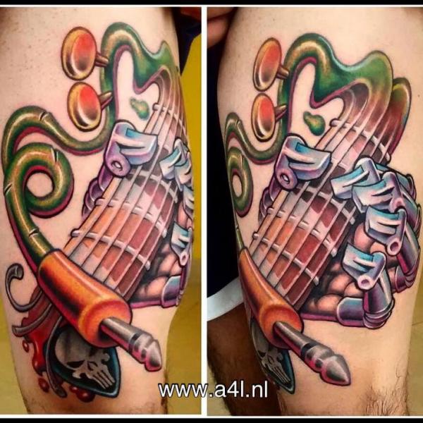 Tatuaje Robot Guitarra Muslo por Art 4 Life Tattoo