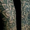 tatuaje Brazo Dotwork por Jo Harrison