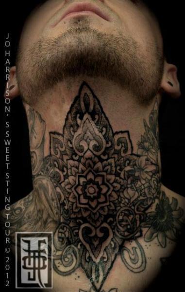 Tatuaje Cuello Dotwork por Jo Harrison