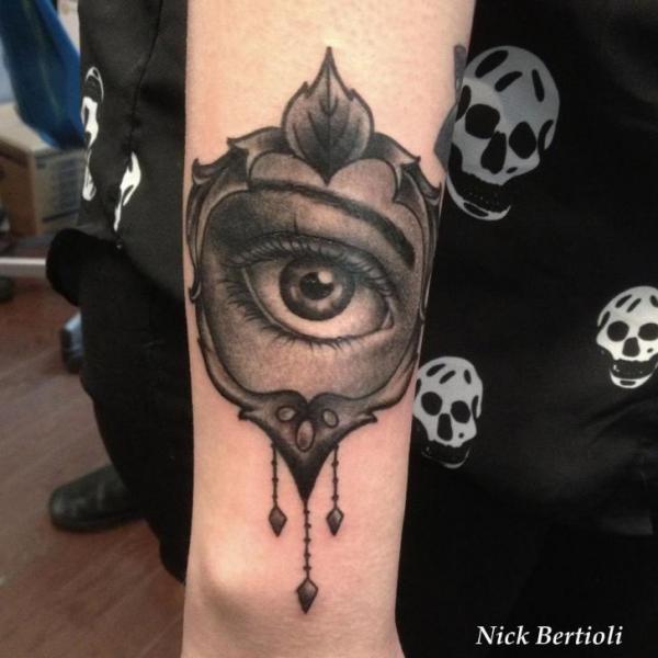 Tatuaje Brazo Ojo Medallón por Nick Bertioli