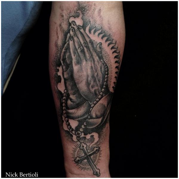 Tatuaje Brazo Manos Rezando por Nick Bertioli