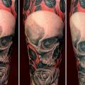 Arm Blumen Totenkopf tattoo von Nick Bertioli