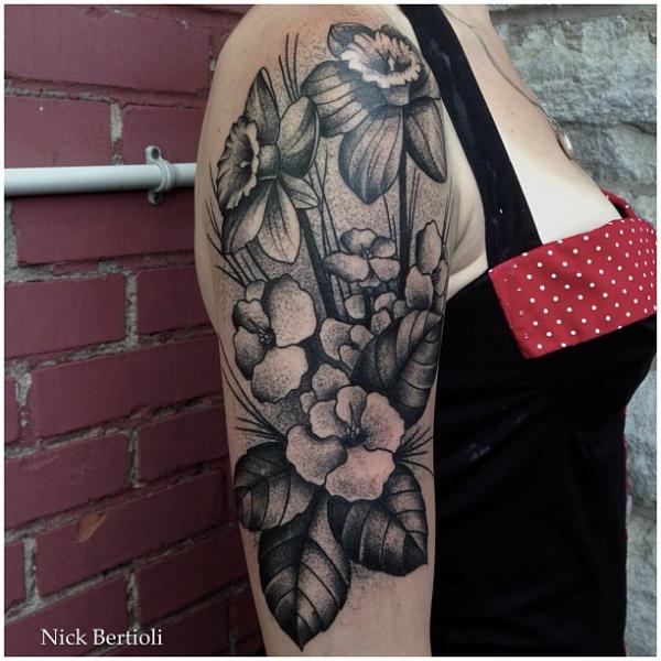 Tatuaggio Spalla Braccio Fiore Dotwork di Nick Bertioli