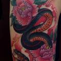 Schulter New School Schlangen tattoo von Nick Bertioli
