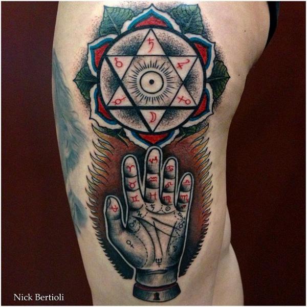 Tatuaje Fantasy Mano Símbolo Muslo por Nick Bertioli