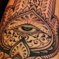 tatuaje Brazo Religioso Dotwork por Holy Trauma