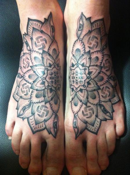 Fuß Dotwork Tattoo von Holy Trauma