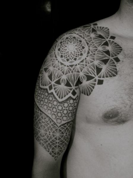 Tatuaje Hombro Brazo Dotwork Geométrico por Holy Trauma