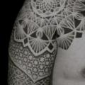 tatuaje Hombro Brazo Dotwork Geométrico por Holy Trauma