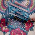 Brust Old School Blumen Flügel Schreibmaschine tattoo von Peter Lagergren