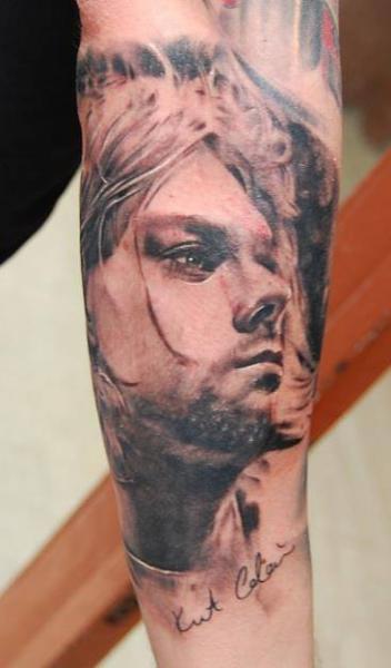 รอยสัก แขน ภาพเหมือน เหมือนจริง Kurt Cobain โดย Nadelwerk