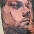 tatuaje Brazo Retrato Realista Kurt Cobain por Nadelwerk