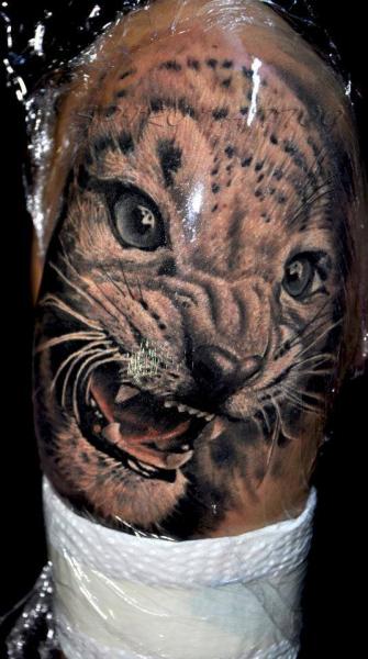 Tatuaje Brazo Realista Tigre por Nadelwerk