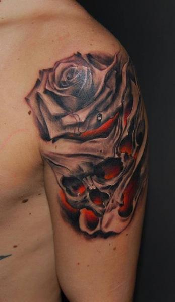 Tatuaje Hombro Flor Cráneo por Nadelwerk