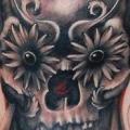 Schulter Blumen Totenkopf Motte tattoo von Nadelwerk