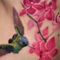 tatuaje Realista Flor Lado Colibrí por Nadelwerk