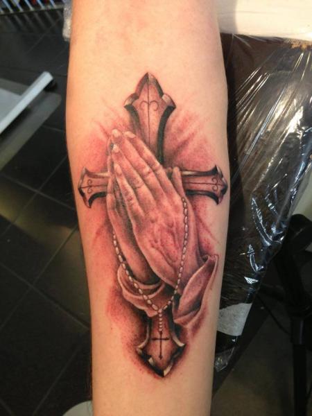 Tatuaje Brazo Manos Rezando Religioso por Pistolero Tattoo