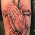 tatuaje Brazo Manos rezando Religioso por Pistolero Tattoo