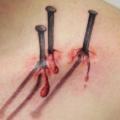 Schulter Realistische 3d Blut Nagel tattoo von Carl Grace