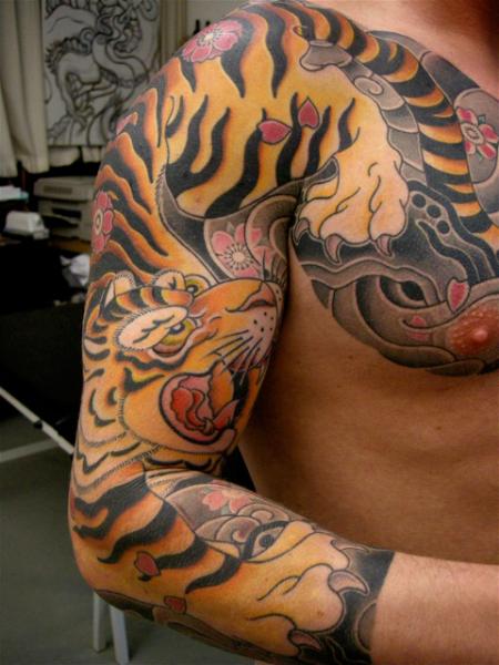 Shoulder Arm Japanese Tiger Tattoo by Admiraal Tattoo