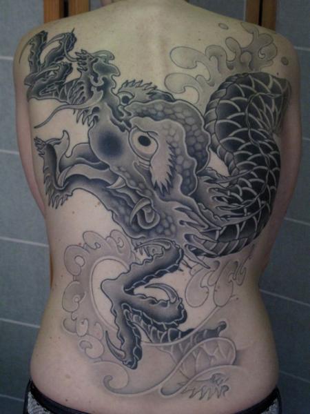 Tatuaje Japoneses Espalda Dragón por Admiraal Tattoo