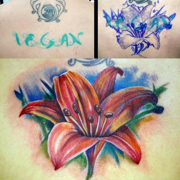 Realistische Blumen Cover-Up Tattoo von Insight Studios