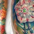 tatuaje Pierna Flor por Insight Studios