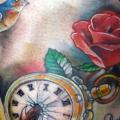 tatuaje Realista Reloj Pájaro Muslo por Insight Studios