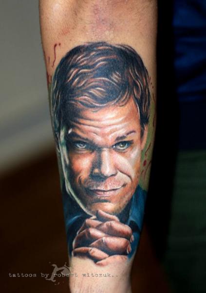Tatuaje Brazo Retrato Realista Dexter por Robert Witczuk