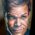 tatuaje Brazo Retrato Realista Dexter por Robert Witczuk