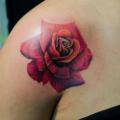 tatuaje Hombro Realista Rosa por Street Tattoo