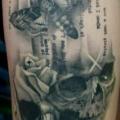 Totenkopf Motte Oberschenkel tattoo von Street Tattoo
