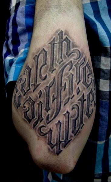 Tatuaje Brazo Letras por Serenity Ink 414