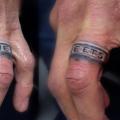 Realistische Finger Ring tattoo von Serenity Ink 414