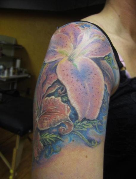 Schulter Realistische Blumen Tattoo von Serenity Ink 414