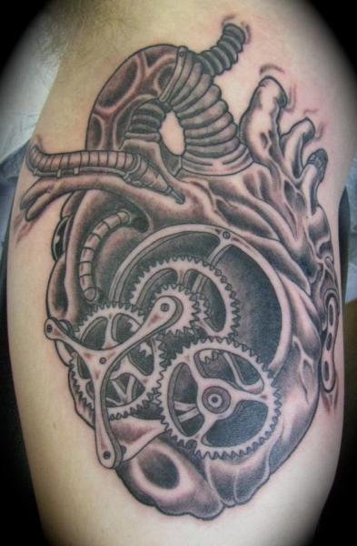 Arm Getriebe Herz Tattoo von Tora Tattoo