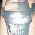 Arm Totenkopf Hut tattoo von Tora Tattoo