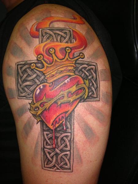 Tatuaje Hombro Corazon Religioso Cruz por Tora Tattoo