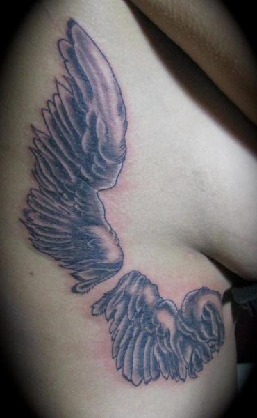 Seite Flügel Tattoo von Tora Tattoo