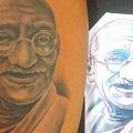 tatuaje Brazo Retrato Realista Gandhi por Bird Tattoo