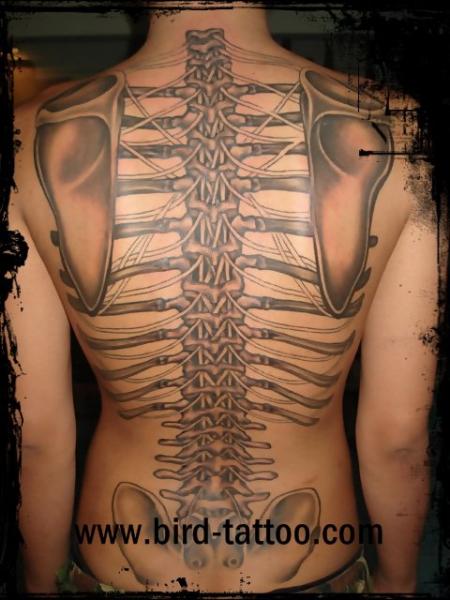 Tatuaje Espalda Esqueleto por Bird Tattoo