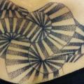 tatuaje Dotwork Geométrico Pecho por Bird Tattoo