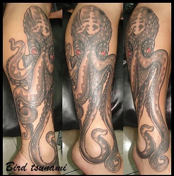 Bein Oktopus Tattoo von Bird Tattoo
