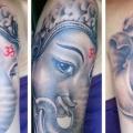 tatuaje Hombro Religioso Ganesh por Bird Tattoo
