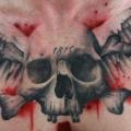 tatuaje Pecho Cráneo Alas por Matt Hunt