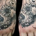 Totenkopf Hand tattoo von Matt Hunt
